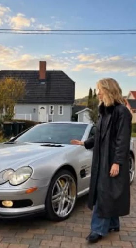 Charlotte ved en sølvfarget Mercedes-AMG SL 55